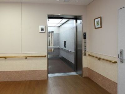 広々とした明るいエレベーター
