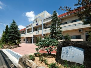 明るい清潔な建物外観