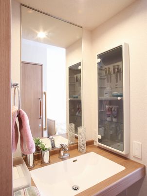 清潔な洗面台と鏡