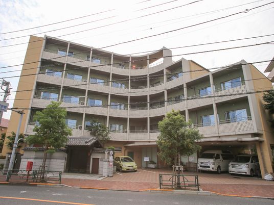 多階層の建物の外観