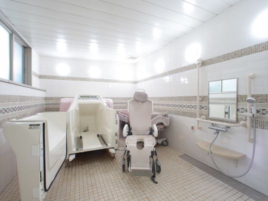 バリアフリーの清潔な浴室