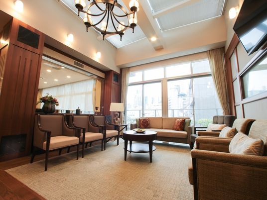 洋風の落ち着いたラウンジ