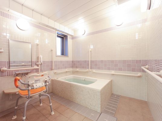 バリアフリー設計の浴室