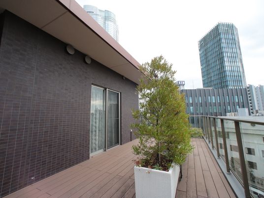 空と建物のテラス