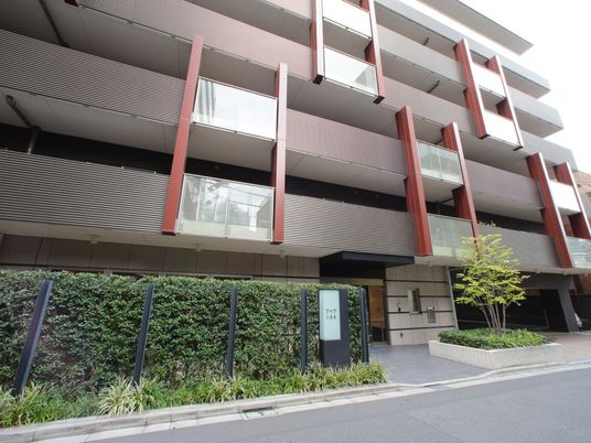 モダンな建物のエントランス