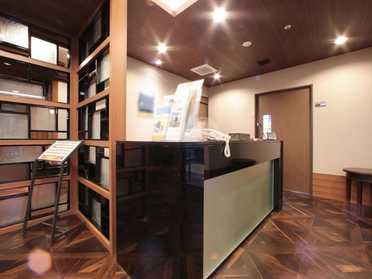 フロントの木目調デザイン