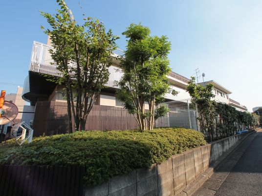 緑豊かな建物外観