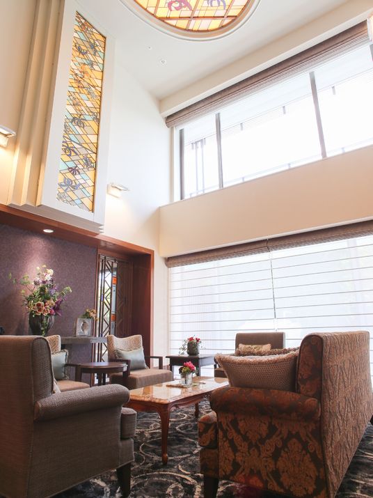高窓と柄ソファのロビー