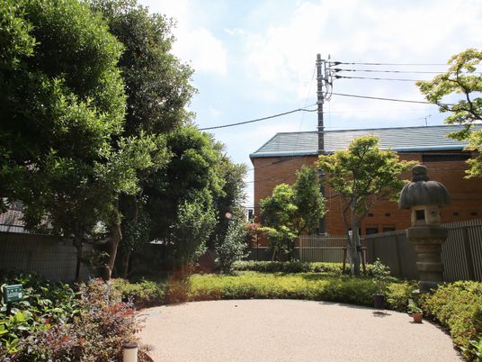 緑豊かな施設の中庭