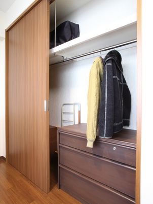 木目調の居室クローゼット
