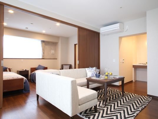 居室のシックな空間