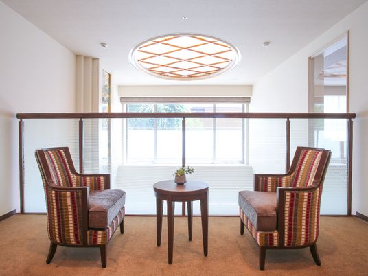 日差しが差し込む応接スペース
