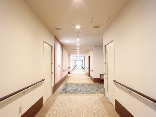 明るく広い廊下