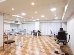 訓練用機器が並ぶ部屋