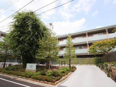 緑豊かな施設外観