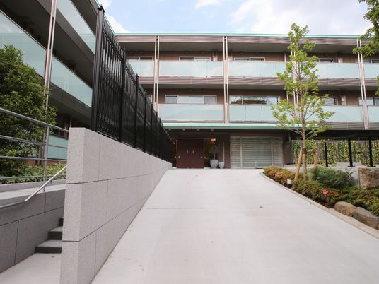 緑豊かな建物エントランス