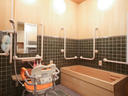 バリアフリー設計の浴室