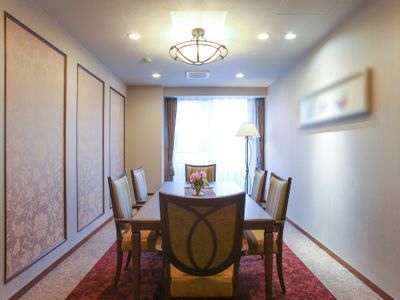 落ち着いた調度の居室