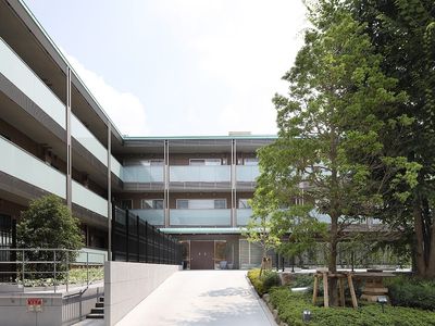 緑あふれる施設外観