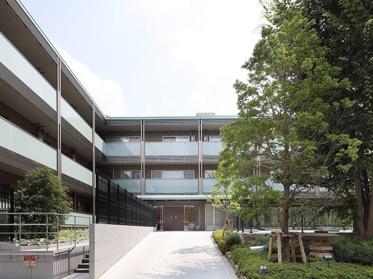 緑あふれる施設外観