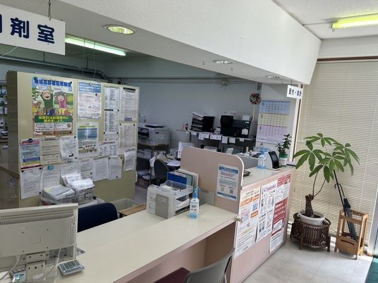 明るい受付の事務室  