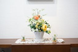 花瓶とレースの飾り台