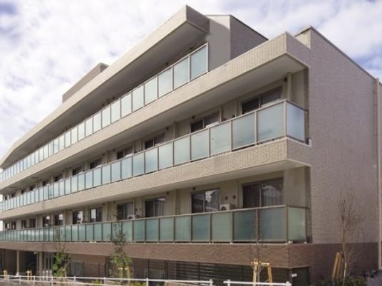 多階層の建物の外観