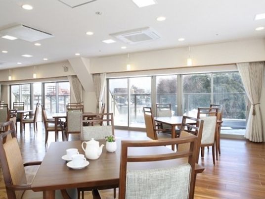 明るい床の食堂空間