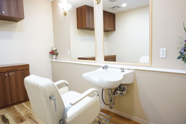 清潔な洗面台と鏡