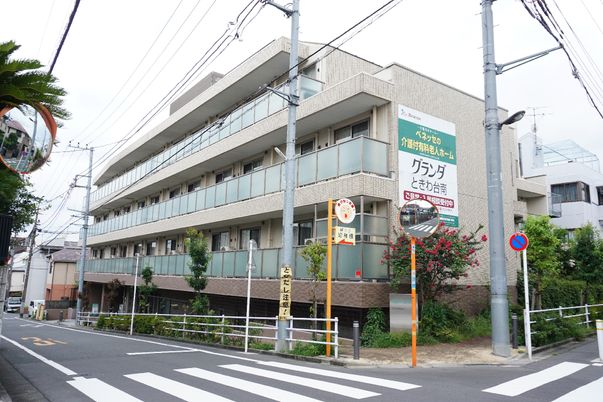 街角に佇む建物外観