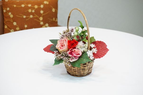 かごに入った花飾り