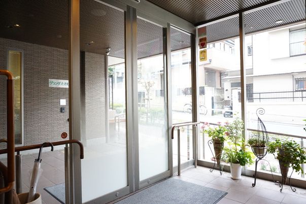 明るいエントランスの風景