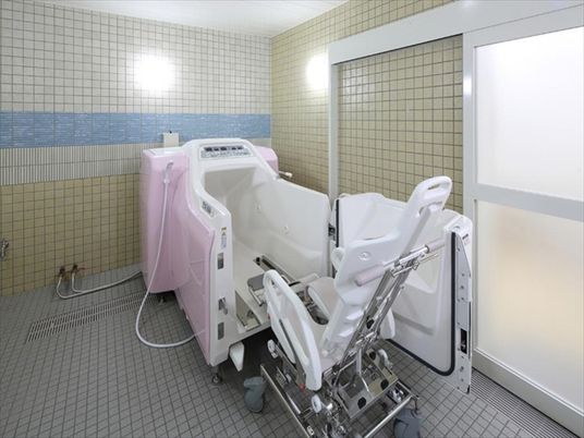 バリアフリー設計の浴室