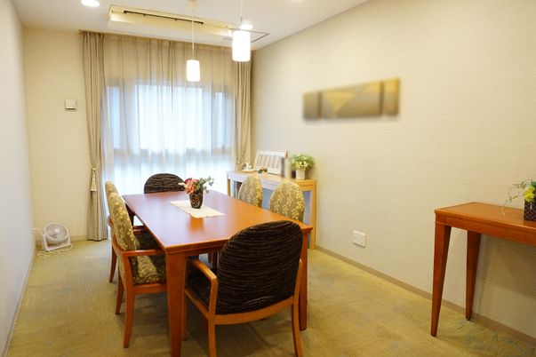 居室のテーブルと椅子