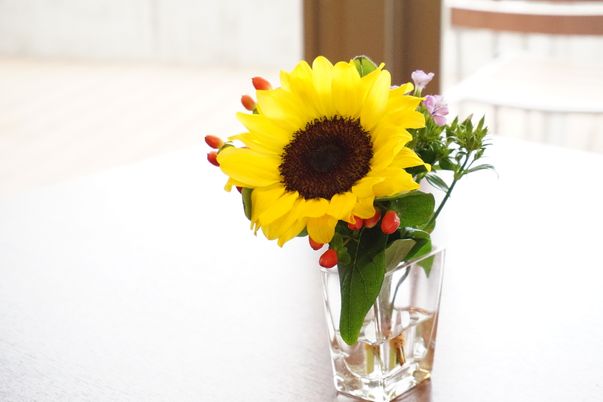 明るい花のアレンジメント