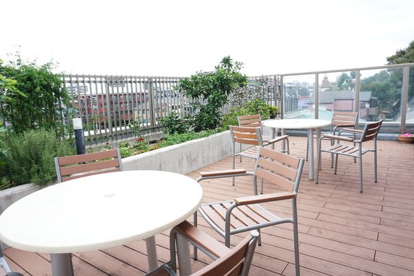 植栽に囲まれたテラス