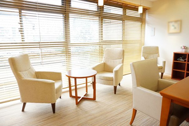 明るい休憩室の一角