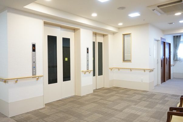 バリアフリーのエレベーター前