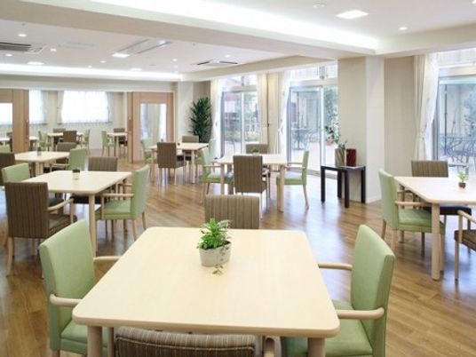 ゆったりとした食堂空間