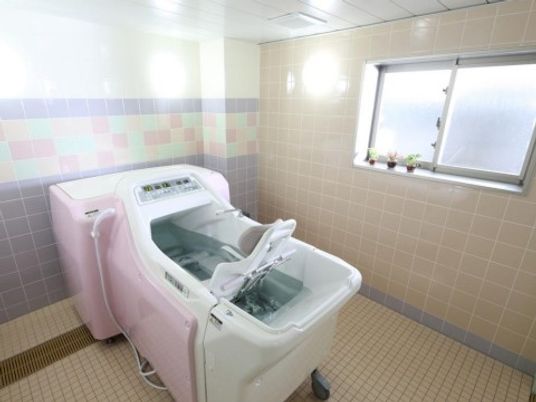 明るい設備の浴室