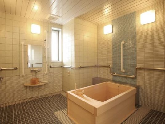 清潔な木製浴槽の浴室