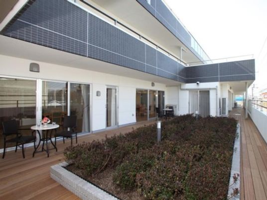 明るい中庭とテラス