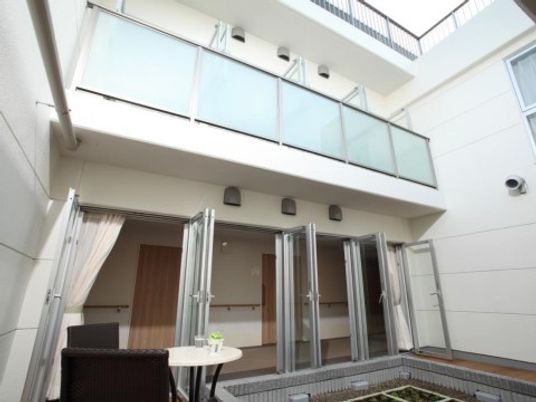 明るい中庭の一角