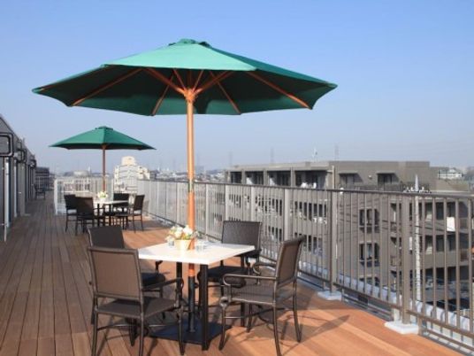 屋外テーブルと傘のテラス