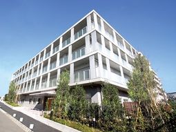 モダンな外観の建物