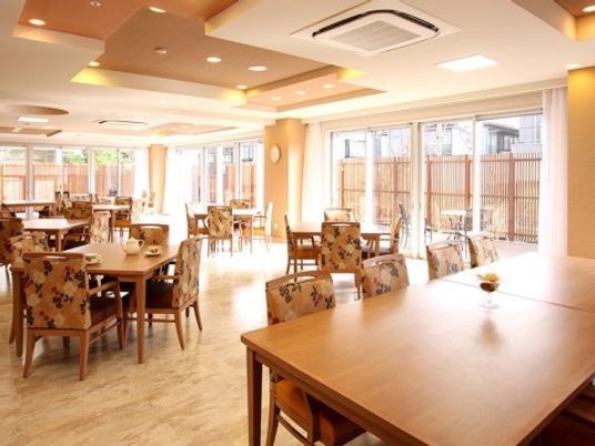 明るい共有のダイニングルーム