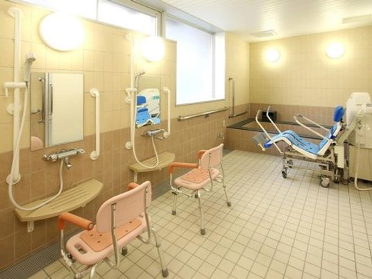 バリアフリー設計の浴室