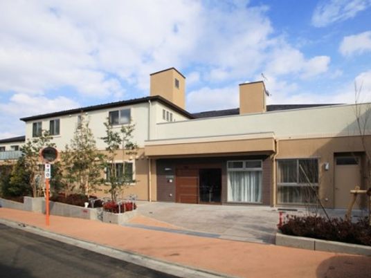 穏やかな外観の建物