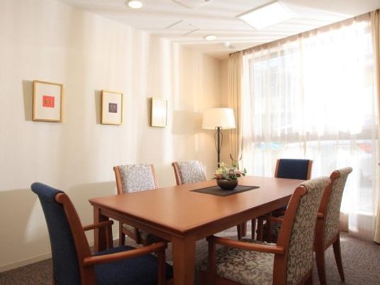 温かみのあるダイニングテーブル