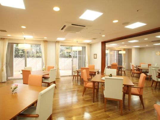 温かみのあるダイニングスペース